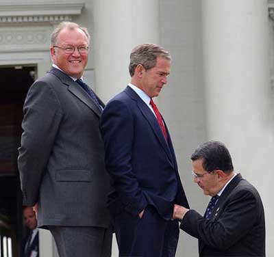 [http://gaygeorgewbush.tripod.com/bushphotos/bush-3way-web.jpg]